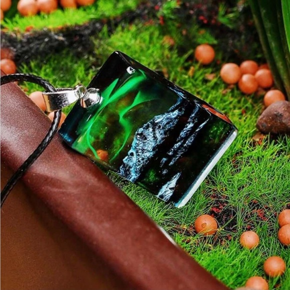 Aurora Borealis Snowy Peak Mountain Realism 3D Vivid Captured Landscape Necklace - Picture 6 of 16